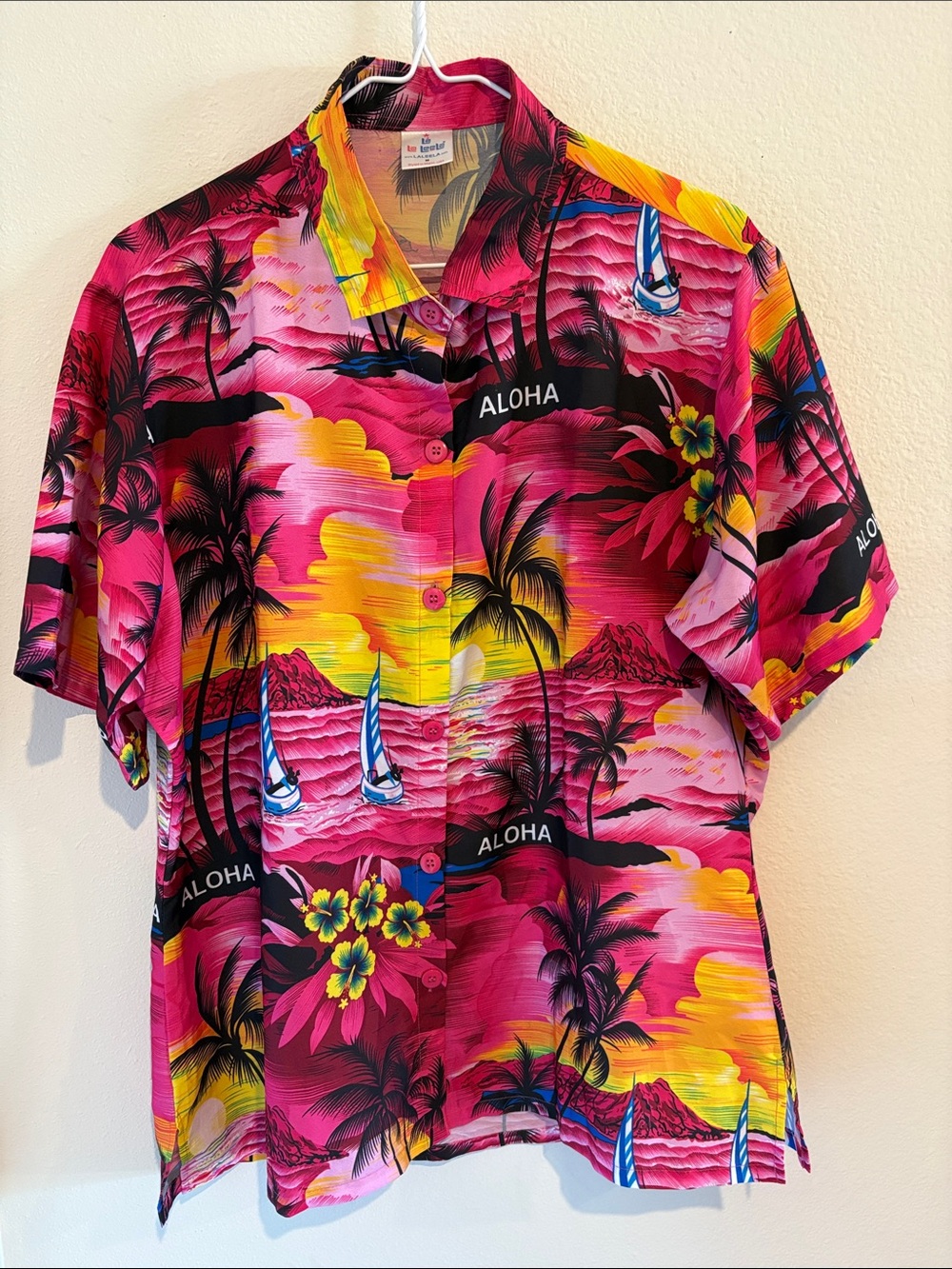 Button down shirt with tropical scenery Aloha 🌴🌺